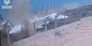 Alldaynews.gr Η στιγμή της συντριβής αεροσκάφους στο Μογκαντίσου – Διάσωση των επιβατών (video)