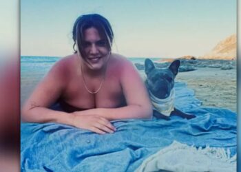 Δανάη Μπάρκα: Ποζάρει καμένη από τον ήλιο στην παραλία[Φωτογραφίες]