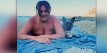 Δανάη Μπάρκα: Ποζάρει καμένη από τον ήλιο στην παραλία[Φωτογραφίες]