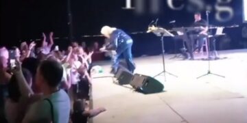 Alldaynews.gr Μπέσσυ Αργυράκη: Έπεσε από τη σκηνή η τραγουδίστρια – Η στιγμή του ατυχήματος σε συναυλία στη Θεσσαλονίκη