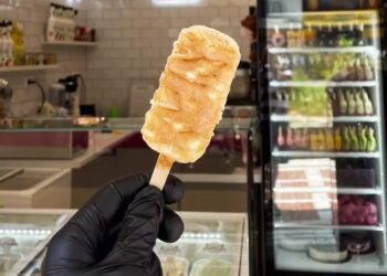 Θεσσαλονίκη: Η μπουγάτσα έγινε παγωτό ξυλάκι και κάνει θραύση