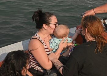 Φωτιά στη Μαγνησία: Εκκενώνεται από τη θάλασσα η Αγχίαλος – Φεύγουν με τα μωρά αγκαλιά