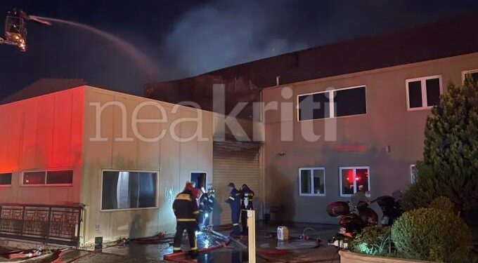 Πυρκαγιά στις εγκαταστάσεις της εφημερίδας “Νέα Κρήτη” στο Ηράκλειο (φωτο, video)