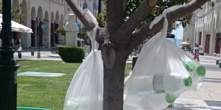 Alldaynews.gr Καύσωνας: Εθελοντές μάγειρες μοίρασαν δροσερό νερό και φρούτα στους άστεγους της Θεσσαλονίκης