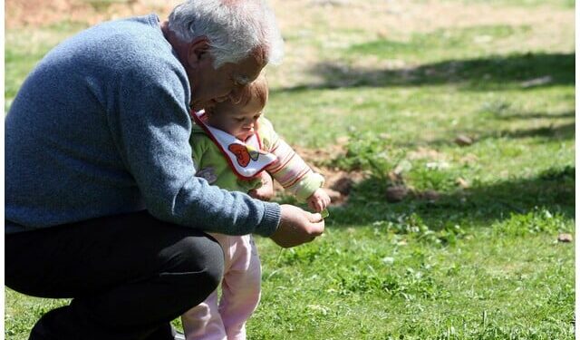 Νέο ΣΟκ για οικογένειες! Και οι παππούδες θα πληρώνουν διατροφή για τα ανήλικα εγγόνια τους