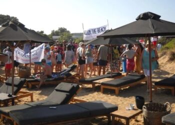 Πάρος: Πολίτες πήραν το νόμο στα χέρια τους σε παραλία πoυ έχει «καταλάβει» beach bar με ξαπλώστρες