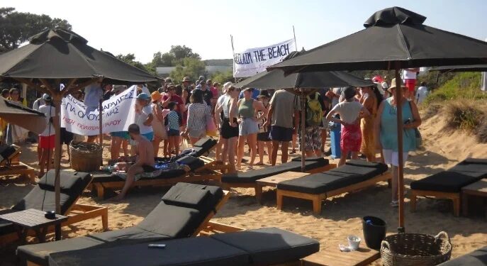 Πάρος: Πολίτες πήραν το νόμο στα χέρια τους σε παραλία πoυ έχει «καταλάβει» beach bar με ξαπλώστρες