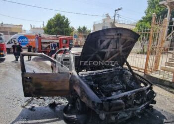 Αυτοκίνητο με αέριο πήρε φωτιά στη μέση του δρόμου και κατέληξε άμορφη μάζα- Ο παππούς με το 5χρονο εγγόνι του μέσα (φωτο)