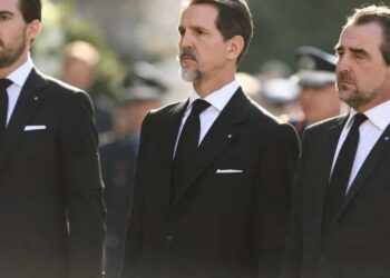 Alldaynews.gr «Παύλος και Νικόλαος σώζουν την Ελλάδα από τη χρεοκοπία 6 μήνες μετά τον θάνατο του τέως Βασιλιά»