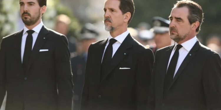 Alldaynews.gr «Παύλος και Νικόλαος σώζουν την Ελλάδα από τη χρεοκοπία 6 μήνες μετά τον θάνατο του τέως Βασιλιά»