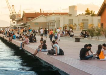 Θεσσαλονίκη: Νεαρός ξυλοκόπησε τουρίστα επειδή μιλούσε στη σύντροφό του – Δάγκωσε και λιμενικό