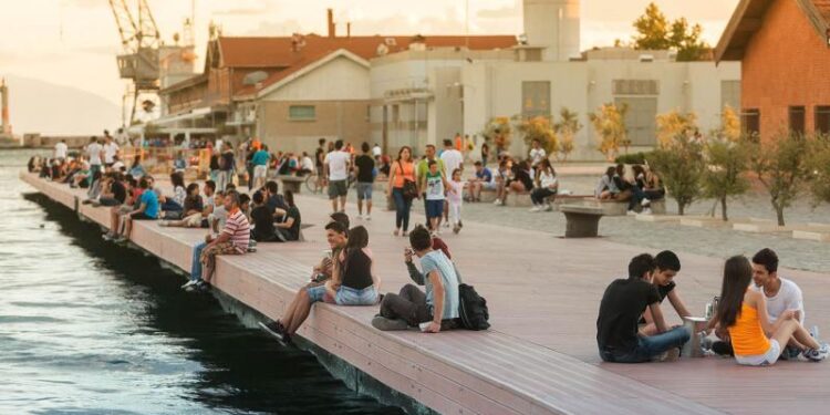 Θεσσαλονίκη: Νεαρός ξυλοκόπησε τουρίστα επειδή μιλούσε στη σύντροφό του – Δάγκωσε και λιμενικό