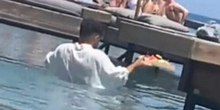 Alldaynews.gr Ρόδος: “Δεν έχω πρόβλημα, παίρνω 200 ευρώ φιλοδώρημα” λέει ο υπάλληλος – Στον εισαγγελέα η υπόθεση