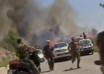 Η στιγμή που το συνεργείο της ΕΡΤ στην Ρόδο τρέχει να σωθεί από τις φλόγες – Συγκλονιστικό βίντεο