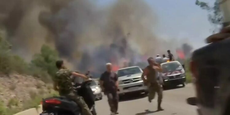 Alldaynews.gr Η στιγμή που το συνεργείο της ΕΡΤ στην Ρόδο τρέχει να σωθεί από τις φλόγες – Συγκλονιστικό βίντεο