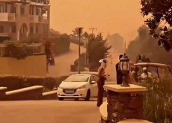 Συνταρακτικά βίντεο με κόσμο να τρέχει για να σωθεί από τη φωτιά – Πανδαιμόνιο στη Ρόδο – Καίγονται μεγάλα ξενοδοχεία