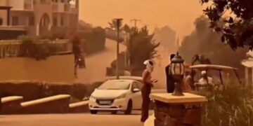 Alldaynews.gr Συνταρακτικά βίντεο με κόσμο να τρέχει για να σωθεί από τη φωτιά – Πανδαιμόνιο στη Ρόδο – Καίγονται μεγάλα ξενοδοχεία