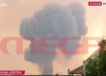 Μεγάλη φωτιά στη Νέα Αγχίαλο: Το συνεργείο του MEGA κατέγραψε ισχυρή έκρηξη και τεράστιο «μανιτάρι» καπνού (video)