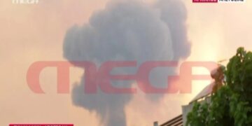 Alldaynews.gr Μεγάλη φωτιά στη Νέα Αγχίαλο: Το συνεργείο του MEGA κατέγραψε ισχυρή έκρηξη και τεράστιο «μανιτάρι» καπνού (video)