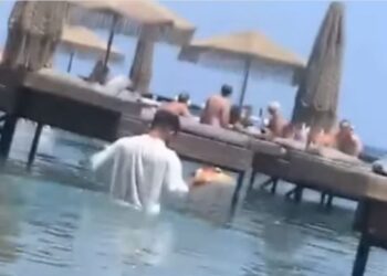Ρόδος: Έτσι είναι σήμερα το beach bar με τον σερβιτόρο «κολυμβητή»[video]