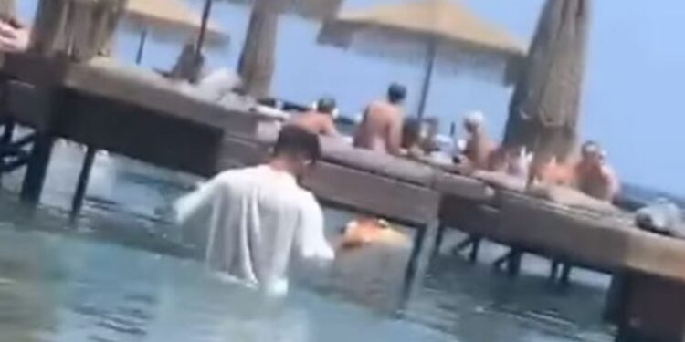 Ρόδος: Έτσι είναι σήμερα το beach bar με τον σερβιτόρο «κολυμβητή»[video]