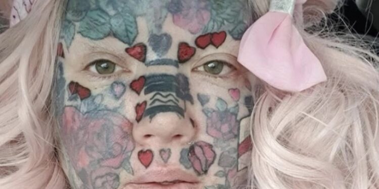 Alldaynews.gr 46χρονη σε απόγνωση: «Έχω 800 τατουάζ και δεν μπορώ να βρω δουλειά, ούτε καν σαν καθαρίστρια» (φωτο, video)