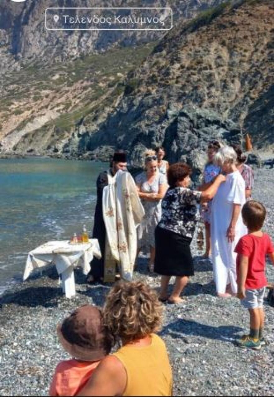Τέλενδος τουρίστρια βαπτίστηκε Ορθόδοξη