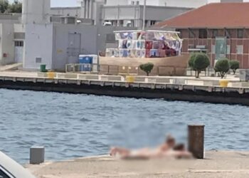 Χαμός στη Θεσσαλονίκη! Στη λεωφόρο Νίκης όπως τις γέννησε η μαμά τους-Δύο φιλενάδες έκαναν γυμνισμό σε κοινή θέα[Φωτογραφία]