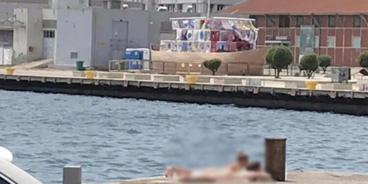 Χαμός στη Θεσσαλονίκη! Στη λεωφόρο Νίκης όπως τις γέννησε η μαμά τους-Δύο φιλενάδες έκαναν γυμνισμό σε κοινή θέα[Φωτογραφία]