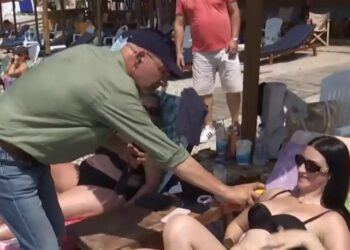 Χαμός με τον Γιώργο Τσελίκα! Βάζει αντηλιακό σε λουόμενες: «Βάλε, μανούλα μου!»[video]