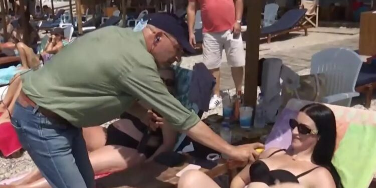 Χαμός με τον Γιώργο Τσελίκα! Βάζει αντηλιακό σε λουόμενες: «Βάλε, μανούλα μου!»[video]