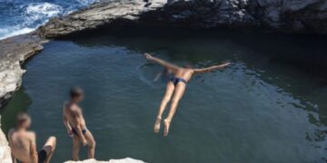 Alldaynews.gr Θάσος: Δύο τραυματισμοί από βουτιές στην «Γκιόλα»- Χτύπησαν το κεφάλι τους βουτώντας από ψηλά