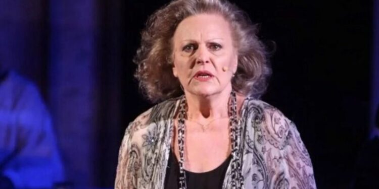 Όλγα Πολίτου: «Yπάρχει μεγάλη προβολή από τους ομοφυλόφιλους καλλιτέχνες, εκθέτουν το κρεβάτι τους»