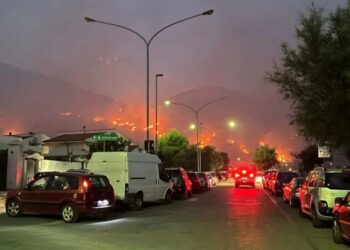 Φωτιές στην Ιταλία: Κάηκε το φέρετρο με το νεκρό από πυρκαγιά σε σπίτι την ώρα της κηδείας (φωτο, video)