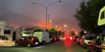 Alldaynews.gr Φωτιές στην Ιταλία: Κάηκε το φέρετρο με το νεκρό από πυρκαγιά σε σπίτι την ώρα της κηδείας (φωτο, video)