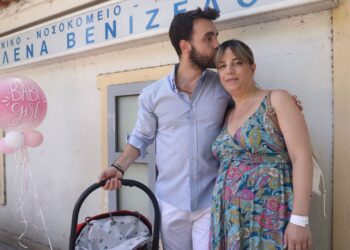 «Δυσκολευτήκαμε πολύ»: Ξέσπασαν σε κλάματα έξω από το μαιευτήριο η Αθηνά Κουρή & ο Λάζος Μαντικός