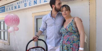 «Δυσκολευτήκαμε πολύ»: Ξέσπασαν σε κλάματα έξω από το μαιευτήριο η Αθηνά Κουρή & ο Λάζος Μαντικός