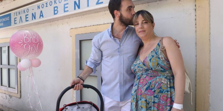 «Δυσκολευτήκαμε πολύ»: Ξέσπασαν σε κλάματα έξω από το μαιευτήριο η Αθηνά Κουρή & ο Λάζος Μαντικός