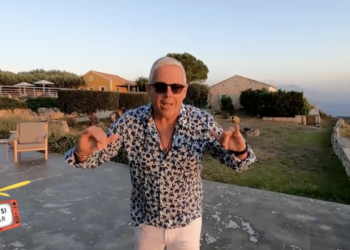 Alldaynews.gr «Με έχετε στενοχωρήσει πολύ…»: Ο Τάσος Δούσης απαντά στον Γιώργο Μητσικώστα για την επική μίμησή του (video)