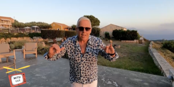 Alldaynews.gr «Με έχετε στενοχωρήσει πολύ…»: Ο Τάσος Δούσης απαντά στον Γιώργο Μητσικώστα για την επική μίμησή του (video)