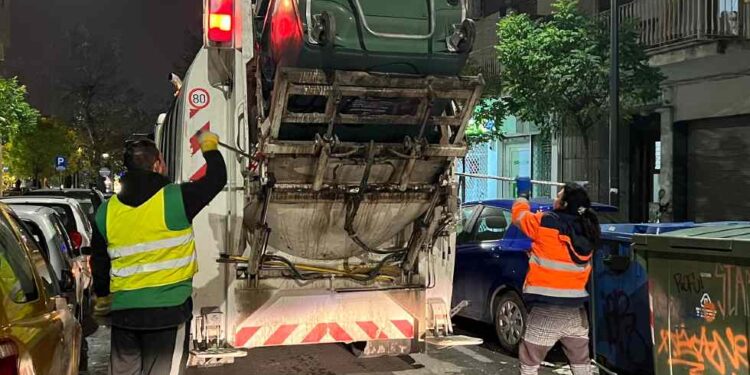 Πέταξε μαζί με τα σκουπίδια και μια σακούλα με χρυσαφικά – Του τα επέστρεψαν άνθρωποι της καθαριότητας του Δ. Θεσσαλονίκης
