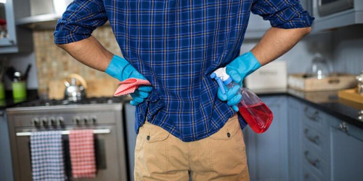 Η γυναίκα μου περιμένει να γυρίσω από τη δουλειά για να κάνω το σπίτι. Δεν αντέχω άλλο!