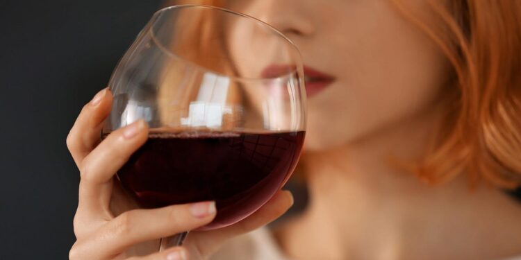 Alldaynews.gr Η γυναίκα μου πάει μαζί μου μόνο όταν πίνει