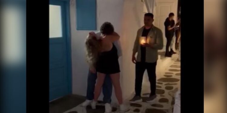 Alldaynews.gr Μύκονος: Ζευγάρι εpωτοτροπούσε έξω από μπαρ και του κρατούσαν το φανάρι