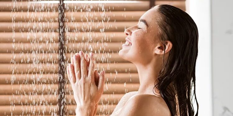 Alldaynews.gr Δερματολόγοι προτείνουν πόσο συχνά πρέπει να κάνουμε μπάνιο και ο κόσμος έχει διχαστεί