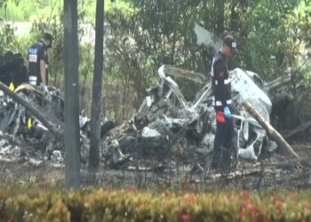 Alldaynews.gr Σoκαpιστικό ατύχημα με αεροπλάνο που συνετρίβη σε αυτοκινητόδρομο: Δέκα άνθρωποι έxασαν την ζωή τους (video)