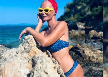 H Έλενα Χριστοπούλου ποζάρει τόπλες και λέει: «Όταν αρέσεις σε εσένα όλα τα άλλα είναι απλά τρίχες»