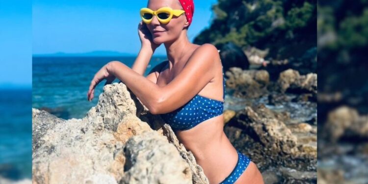 H Έλενα Χριστοπούλου ποζάρει τόπλες και λέει: «Όταν αρέσεις σε εσένα όλα τα άλλα είναι απλά τρίχες»