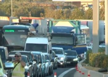 «Ζούμε στην Μπανανία; Αίσχος»: Εξοργισμένοι οι οδηγοί που εγκλωβίστηκαν στην Εθνική οδό (vid)