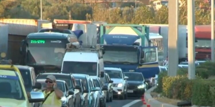 Alldaynews.gr «Ζούμε στην Μπανανία; Αίσχος»: Εξοργισμένοι οι οδηγοί που εγκλωβίστηκαν στην Εθνική οδό (vid)